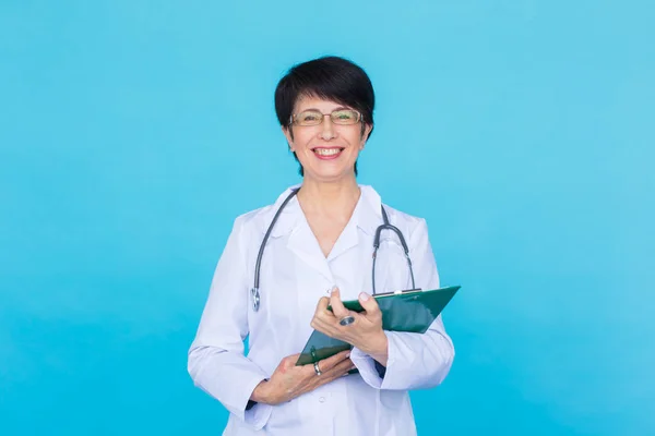 Ευτυχισμένος ιατρική γιατρός γιατρός γυναίκα σε μπλε φόντο — Φωτογραφία Αρχείου