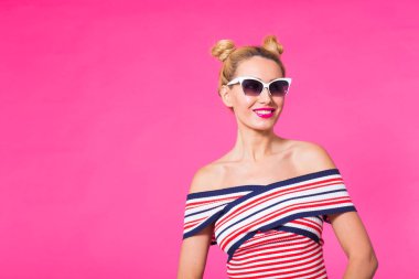 seyahat, tatil, yaz tatil kavramı - güneş gözlüğü ile boşaltmak pembe arka plan üzerinde mutlu genç kadın portresi
