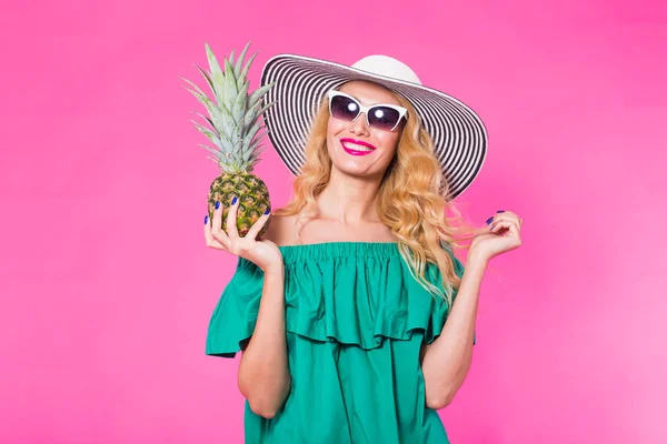 Portret kobiety szczęśliwy i ananasa na różowym tle. Lato, diety i zdrowego stylu życia koncepcja — Zdjęcie stockowe