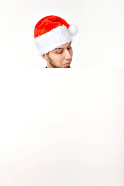 Babbo Natale uomo in cappello rosso per le vacanze di Capodanno con foglio di carta bianca isolato su sfondo bianco, spazio copia — Foto Stock