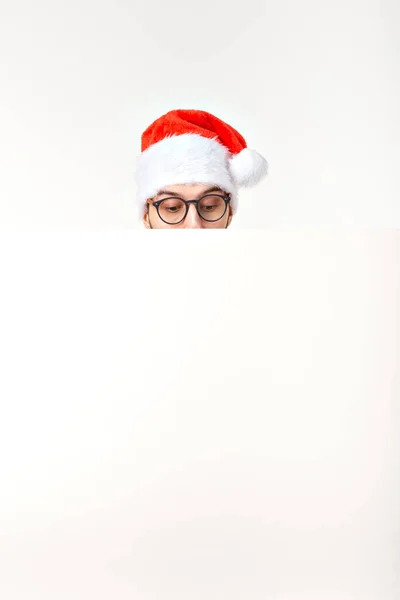 Mikołaj człowiek w Boże Narodzenie czerwony kapelusz na nowy rok wakacje z białym arkuszem papieru izolowane na białym tle, przestrzeń kopiowania — Zdjęcie stockowe