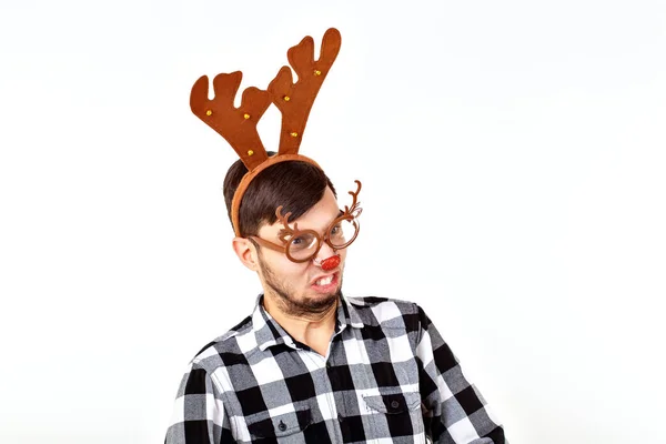 Kerst, vakantie en grappig concept - man met hertenhoorns en rudolf nous op witte achtergrond — Stockfoto