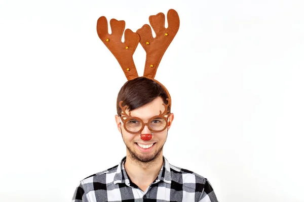क्रिसमस, छुट्टियों और मजेदार अवधारणा सफेद पृष्ठभूमि पर हिरण सींग और रूडोल्फ के साथ आदमी — स्टॉक फ़ोटो, इमेज