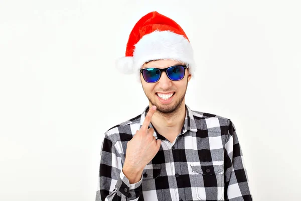 Porträt eines lustigen jungen Mannes mit Weihnachtsmann-Hut und Bart auf weißem Hintergrund. Weihnachten. — Stockfoto