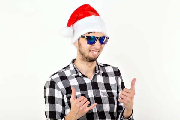 Portré egy vicces fiatalember Mikulás kalap és szakáll fehér háttér. Karácsony. — Stock Fotó