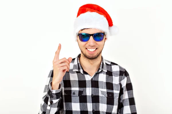 산타클로스 모자를 쓰고 하얀 배경에 수염을 기른 재미있는 청년의 사진. 크리스마스. — 스톡 사진