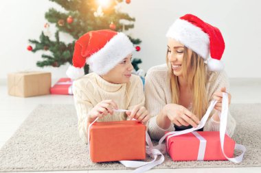 Bekar ebeveyn ve tatil konsepti - Noel arifesinde evde Noel 'i kutlayan annenin portresi