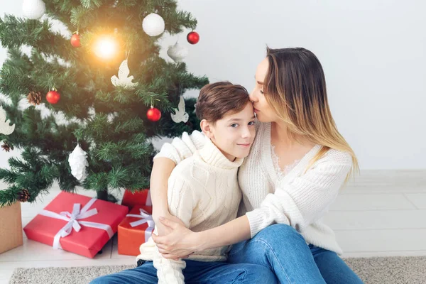 Concetto di genitore single e vacanze - Ritratto della madre che celebra il Natale a casa la vigilia di Natale — Foto Stock