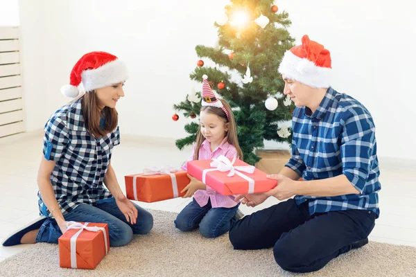 休日とプレゼントのコンセプト – クリスマス時に幸せな家族のオープニングギフトの肖像画 — ストック写真