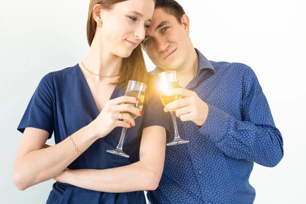 Close-up de homem e mulher comemorando a festa de Natal ou Ano Novo com copos de champanhe . — Fotografia de Stock