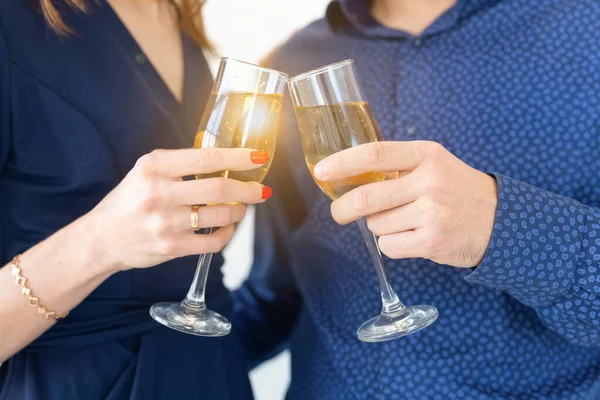 Крупный план мужчины и женщины, празднующих Рождество или Новый год, с бокалами шампанского . — стоковое фото