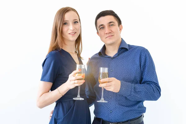 Uomo e donna che festeggiano il Natale o il Capodanno con bicchieri di champagne su sfondo bianco — Foto Stock