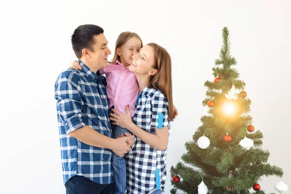 Vacanze, regali e concetto di albero di Natale - Piccola famiglia che si diverte insieme a Natale . — Foto Stock