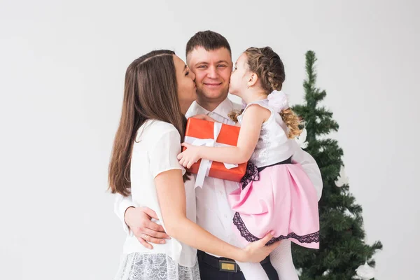 Concepto infantil, festivo y festivo - Retrato familiar de Navidad en casa sala de estar de vacaciones — Foto de Stock