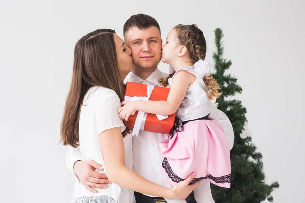Concepto infantil, festivo y festivo - Retrato familiar de Navidad en casa sala de estar de vacaciones — Foto de Stock