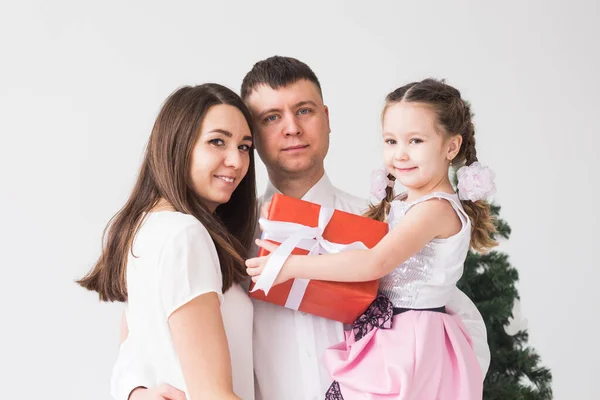 Concepto infantil, festivo y festivo - Retrato familiar de Navidad en casa sala de estar de vacaciones — Foto de Stock