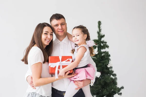 Concepto infantil, festivo y festivo - Retrato familiar de Navidad en casa sala de estar de vacaciones — Foto de Stock