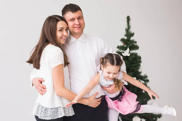 Kinder, Fest- und Ferienkonzept - lustiges Weihnachts-Familienporträt im heimischen Ferienwohnzimmer — Stockfoto