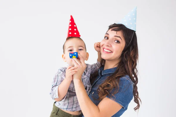 Concepto de familia y vacaciones - Retrato de la madre y el bebé feliz en la fiesta de cumpleaños — Foto de Stock