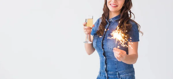 Persone, celebrazione e concetto di vacanza - Bella donna con scintillante e bicchiere di champagne su sfondo bianco con spazio copia . — Foto Stock