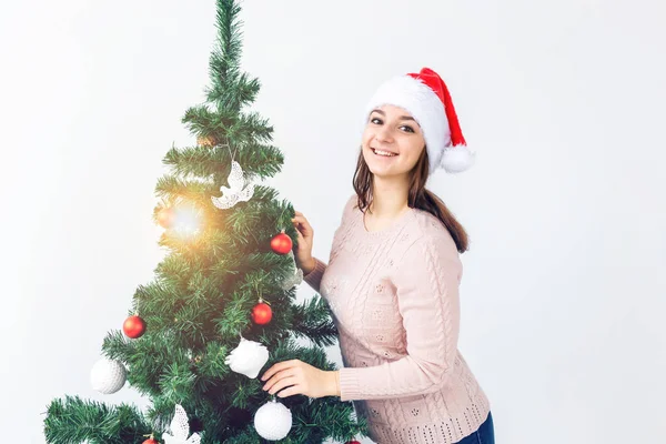Διακοπές έννοια - Κορίτσι σε καπέλο Σάντα διακοσμημένο χριστουγεννιάτικο δέντρο. Περιμένοντας τα Χριστούγεννα. — Φωτογραφία Αρχείου