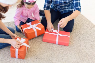 Tatiller ve sunumlar - Noel zamanı aile hediyelerini açmak için yakın plan
