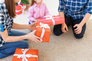 Tatiller ve sunumlar - Noel zamanı aile hediyelerini açmak için yakın plan