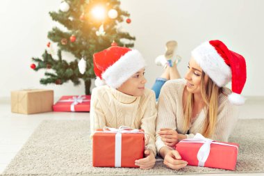 Bekar ebeveyn ve tatil konsepti - Noel arifesinde evde Noel 'i kutlayan annenin portresi