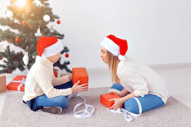 Bekar ebeveyn ve tatil konsepti - Noel arifesinde evde Noel 'i kutlayan anne ve oğul portresi