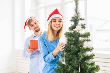 Tatil konsepti - Erkek kız arkadaşına Noel hediyesi verir