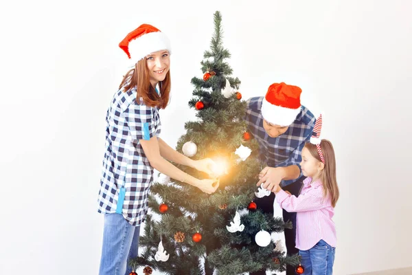 Feriados, x-mas e conceito de celebração - Árvore de Natal feliz decoração da família em férias em fundo branco — Fotografia de Stock