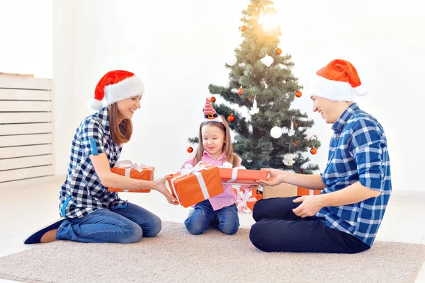 Svátky a prezentuje koncept - Portrét šťastné rodiny otevírání dárky na Vánoce — Stock fotografie