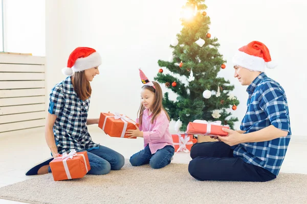 Концепция праздников и подарков - Портрет счастливой семьи, открывающей подарки на Рождество — стоковое фото