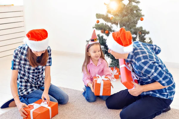 Vacanze e regali - Ritratto di una famiglia felice apertura regali nel periodo natalizio — Foto Stock