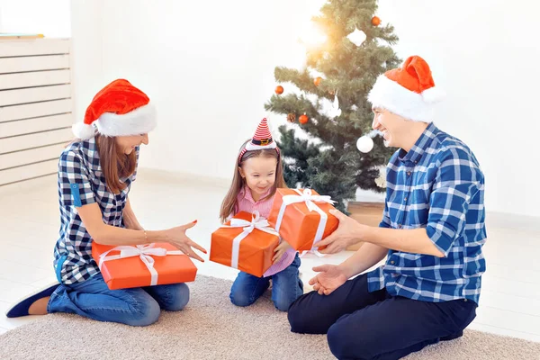 Vacanze e regali - Ritratto di una famiglia felice apertura regali nel periodo natalizio — Foto Stock