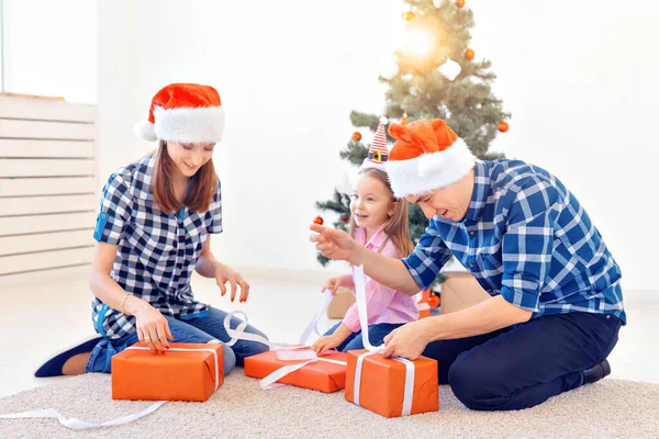 休日とプレゼントのコンセプト – クリスマス時に幸せな家族のオープニングギフトの肖像画 — ストック写真