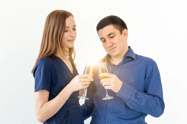 Uomo e donna che festeggiano il Natale o il Capodanno con bicchieri di champagne su sfondo bianco — Foto Stock