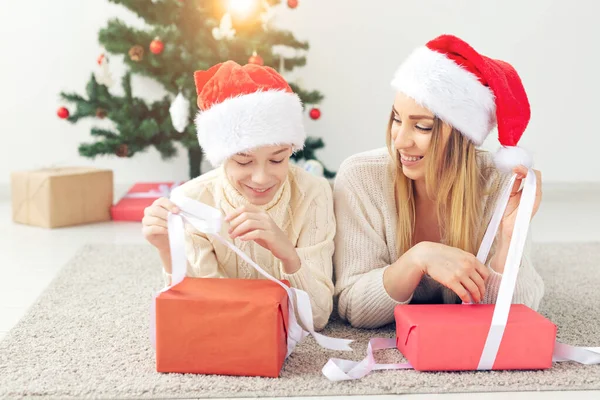 싱글 맘 과 휴일 컨셉트 - 크리스마스 이브에 집에서 크리스마스를 축하하는 어머니의 사진 — 스톡 사진