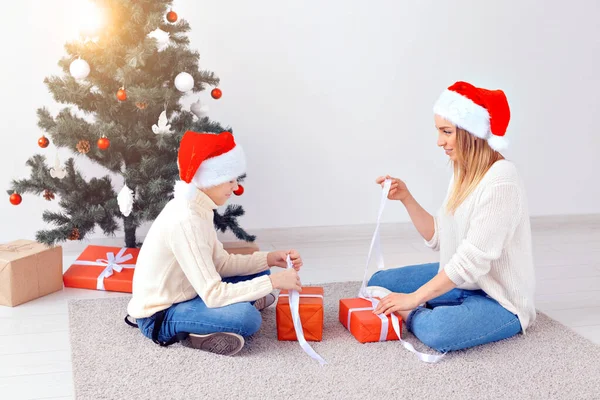 Koncepcja samotnego rodzica i święta - Portret matki i syna świętujących Boże Narodzenie w domu w Wigilię Bożego Narodzenia — Zdjęcie stockowe