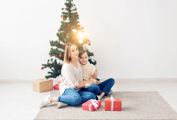 Koncepcja samotnego rodzica i święta - Portret matki i dziecka świętujących Boże Narodzenie w domu w Wigilię Bożego Narodzenia — Zdjęcie stockowe