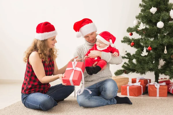 家で一緒にクリスマスを祝って赤ちゃんと幸せなカップル. — ストック写真