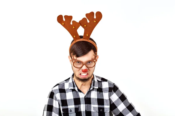 Kerst, vakantie en grappig concept - man met hertenhoorns en rudolf nous op witte achtergrond — Stockfoto