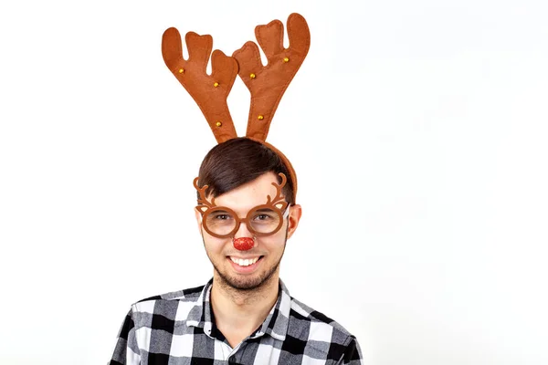 Natal, feriados e conceito engraçado - homem com chifres de veado e rudolf nous no fundo branco — Fotografia de Stock