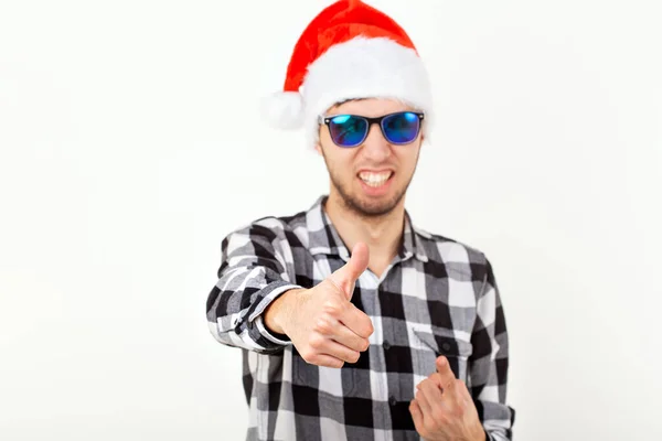 Porträt eines lustigen jungen Mannes mit Weihnachtsmann-Hut und Bart auf weißem Hintergrund. Weihnachten. — Stockfoto