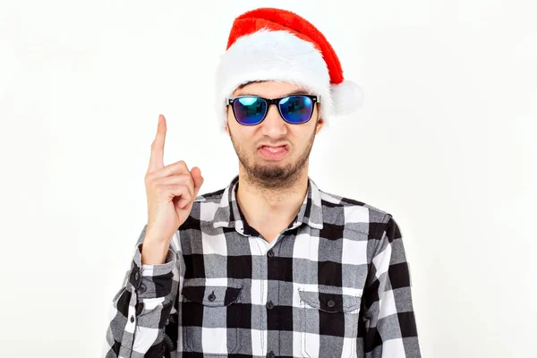 Porträt eines lustigen jungen Mannes mit Weihnachtsmann-Hut und Bart auf weißem Hintergrund. Weihnachten. — Stockfoto