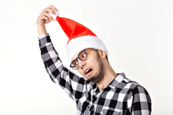 X-mas, vacaciones de invierno y el concepto de la gente - hombre divertido en sombrero de Santa Claus sobre fondo blanco — Foto de Stock