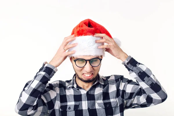 X-mas, vacaciones de invierno y el concepto de la gente - hombre divertido en sombrero de Santa Claus sobre fondo blanco — Foto de Stock