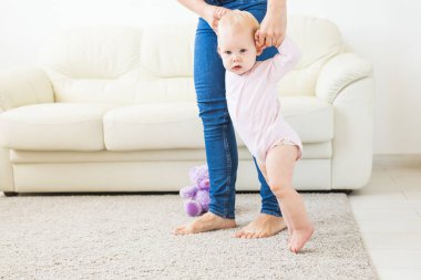İlk adımlar. Yürümeyi öğrenme küçük bebek kız.