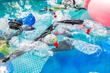 Ufa, Rusya - 25 Temmuz 2019 : Çöp sorunu, plastik geri dönüşüm, kirlilik ve çevre kavramı - Su ortamında plastik çöp kirliliği, Dünya küre çöp içinde yüzen