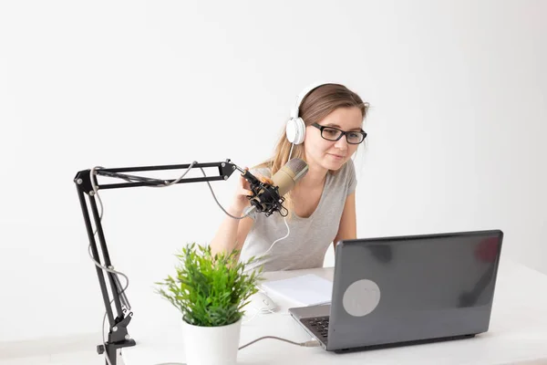 Radio, Blogging, Podcastkonzept - junge Frau arbeitet als DJ im Radio. — Stockfoto